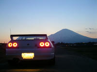 日暮れと富士山と３３ＧＴＲ
